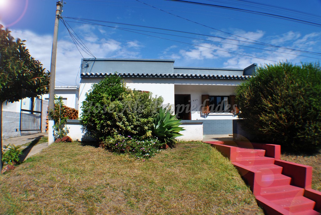 Imagen 1 de Coqueta propiedad a pasos de Avenida Luis Alberto de Herrera, próxima a todos los servicios, zona El Rutero.