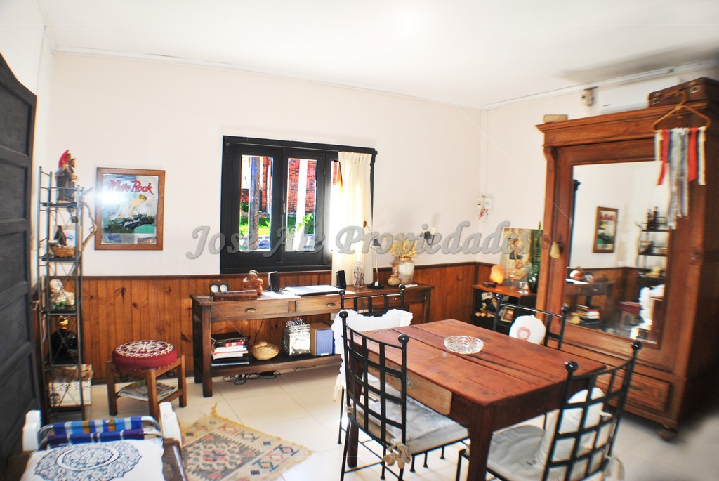 Imagen 3 de Coqueta propiedad a pasos de Avenida Luis Alberto de Herrera, próxima a todos los servicios, zona El Rutero.