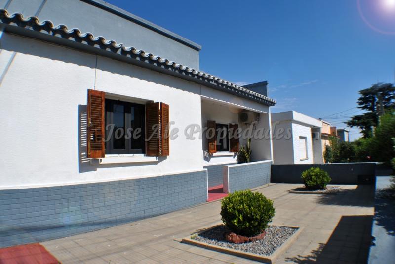 Coqueta propiedad a pasos de Avenida Luis Alberto de Herrera, próxima a todos los servicios, zona El Rutero.