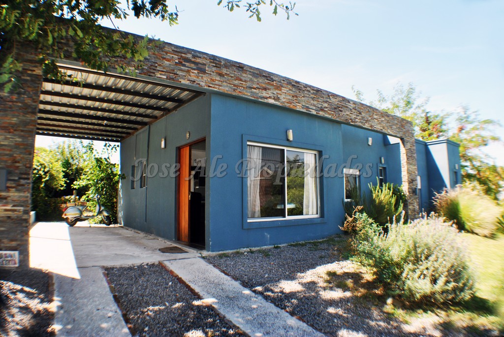 Imagen 1 de Muy linda propiedad ubicada en zona balnearia a corta distancia de rambla costanera de Colonia del Sacramento y a pasos de todos los servicios.