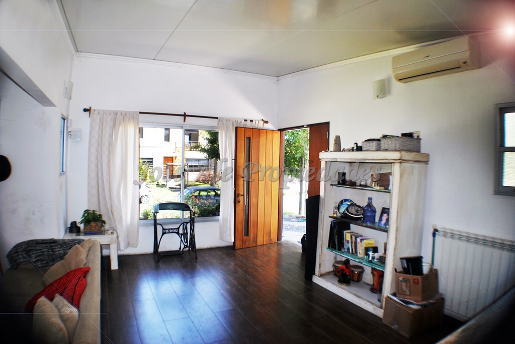 Imagen 3 de Muy linda propiedad ubicada en zona balnearia a corta distancia de rambla costanera de Colonia del Sacramento y a pasos de todos los servicios.