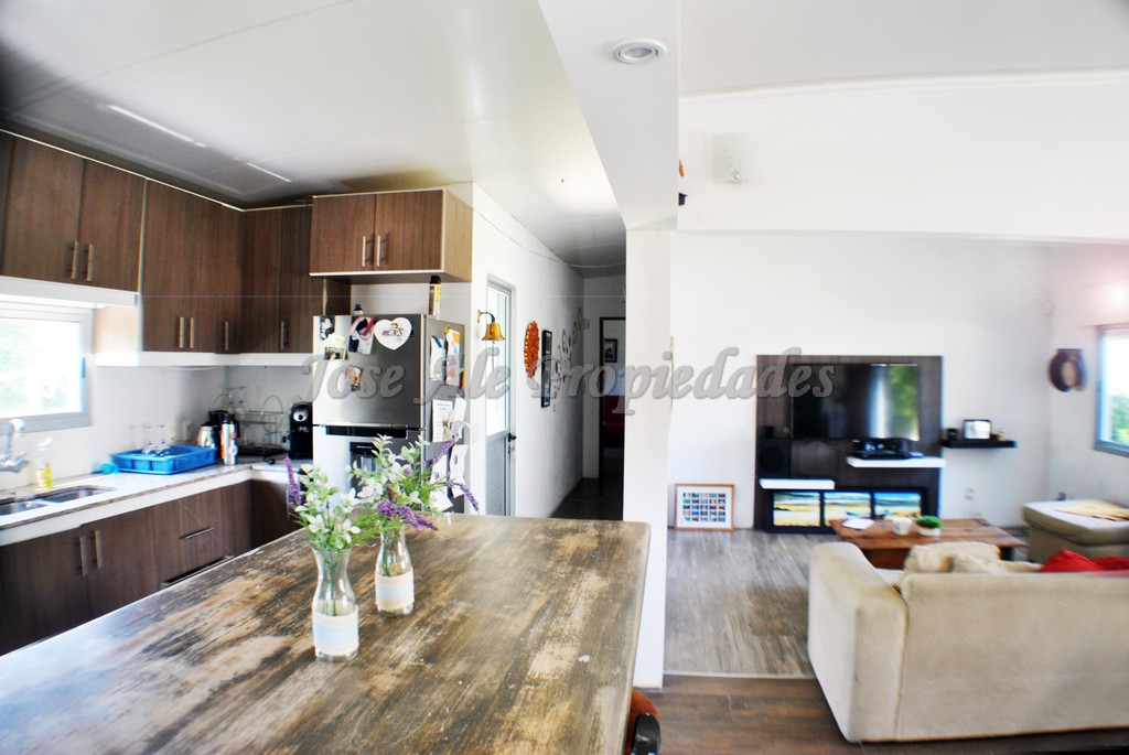 Imagen 5 de Muy linda propiedad ubicada en zona balnearia a corta distancia de rambla costanera de Colonia del Sacramento y a pasos de todos los servicios.