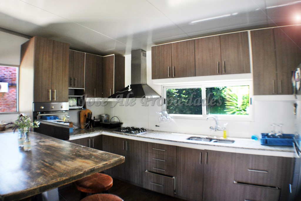 Imagen 7 de Muy linda propiedad ubicada en zona balnearia a corta distancia de rambla costanera de Colonia del Sacramento y a pasos de todos los servicios.