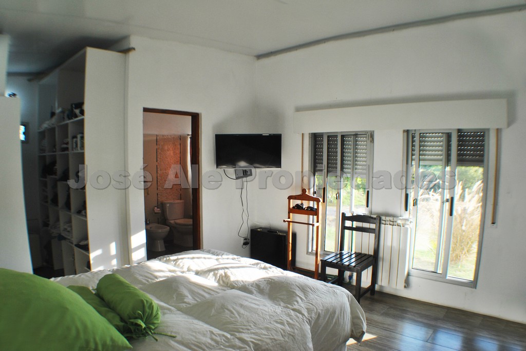 Imagen 9 de Muy linda propiedad ubicada en zona balnearia a corta distancia de rambla costanera de Colonia del Sacramento y a pasos de todos los servicios.