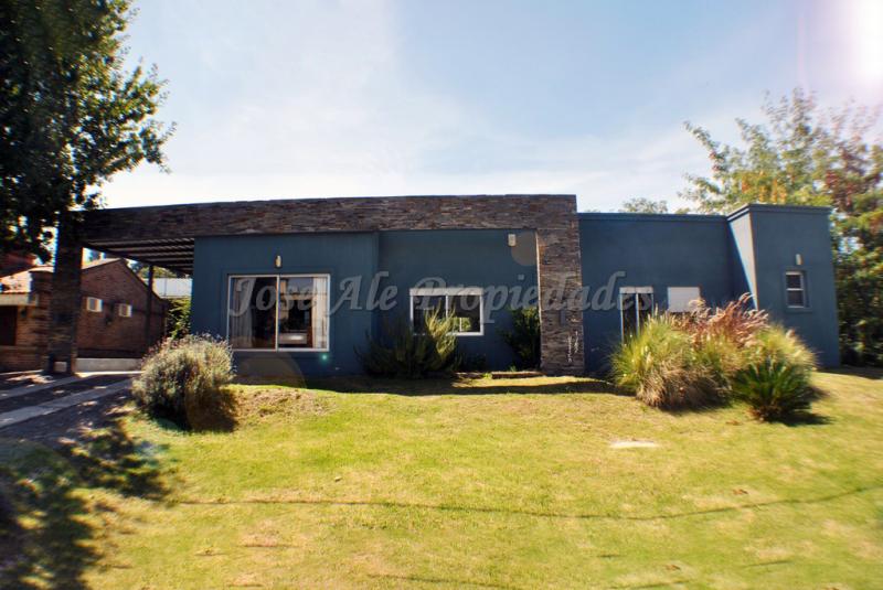 Muy linda propiedad ubicada en zona balnearia a corta distancia de rambla costanera de Colonia del Sacramento y a pasos de todos los servicios.