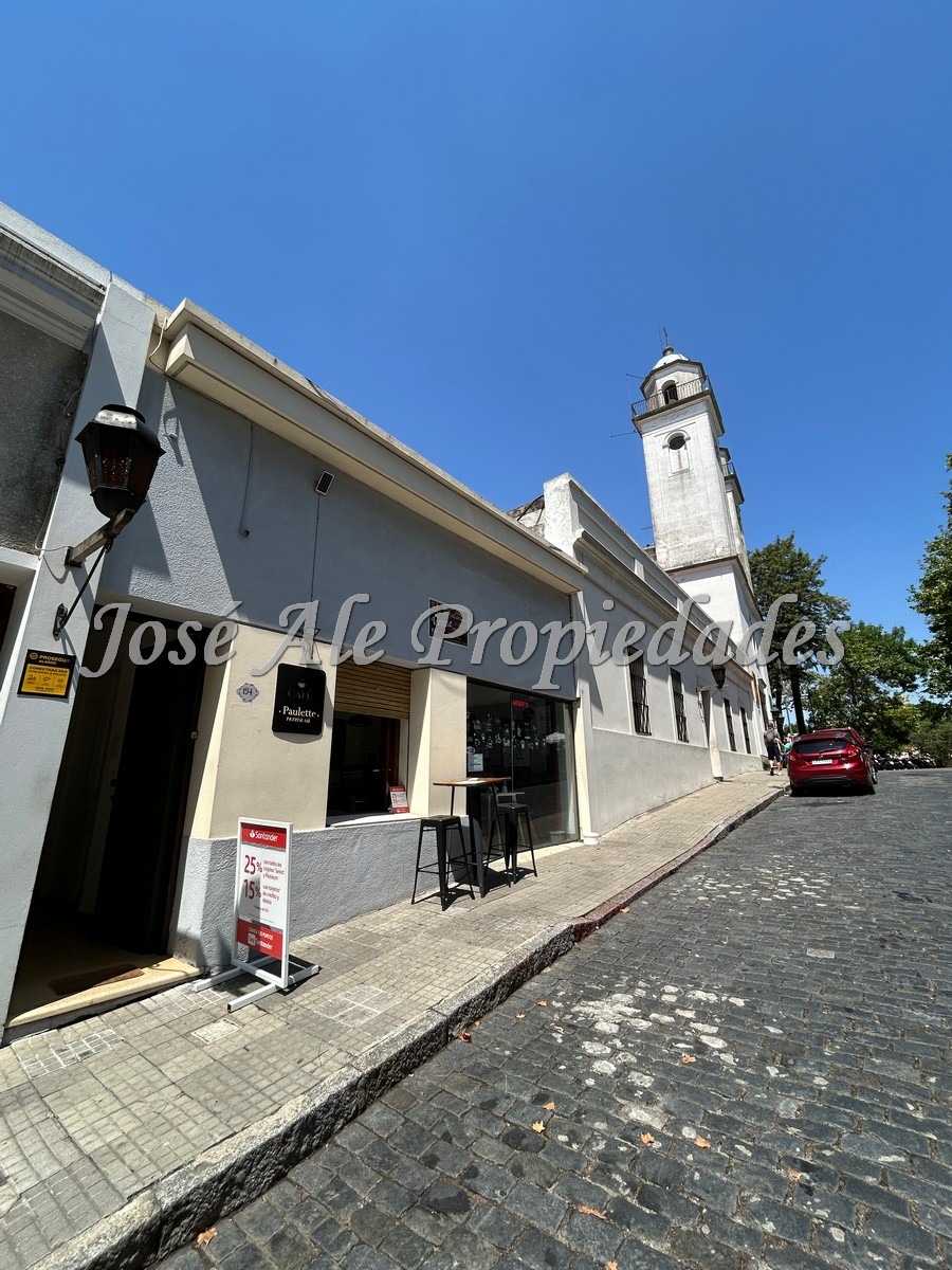 Imagen 1 de Importante propiedad de 4 dormitorios con local comercial, ubicada en el corazón del Barrio Histórico, Colonia.