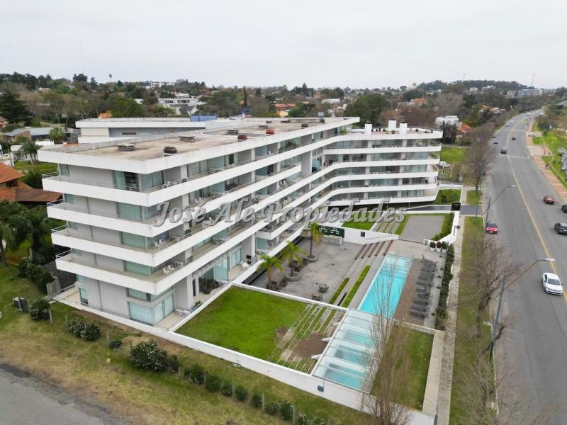Hermoso apartamento ubicado en la Rambla Costanera, Colonia.