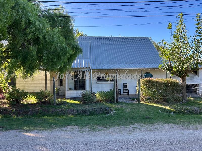 Casa de 3 dormitorios con apto o galpon independiente ubicada en el Real de San Carlos, Colonia.