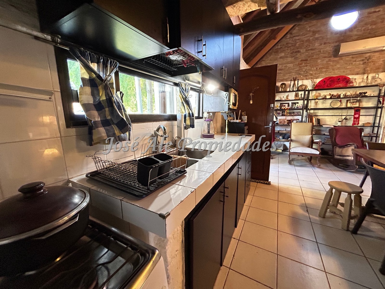 Imagen 5 de Casa de 3 dormitorios con apto o galpon independiente ubicada en el Real de San Carlos, Colonia.