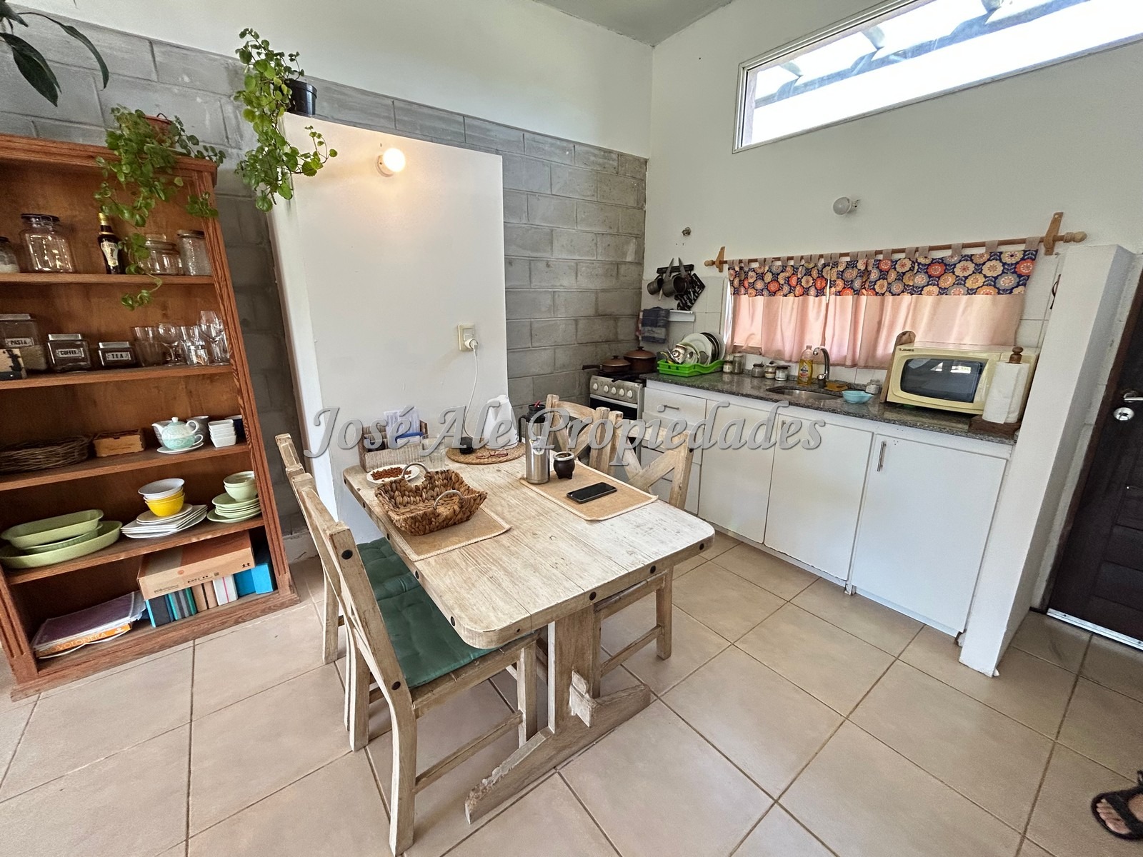 Imagen 4 de Propiedad de 2 dormitorios en Real de San Carlos, a pasos de todos los servicios y de transporte público, Zona de UDE.