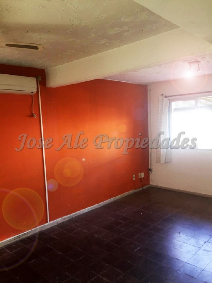 Imagen 2 de Vivienda con departamento ubicada en Complejo habitacional L22 (zona Real de San Carlos) a pasos de todos los servicios, se encuentra en esquina con doble ingreso.