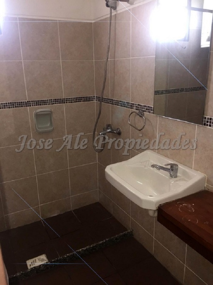 Imagen 5 de Vivienda con departamento ubicada en Complejo habitacional L22 (zona Real de San Carlos) a pasos de todos los servicios, se encuentra en esquina con doble ingreso.