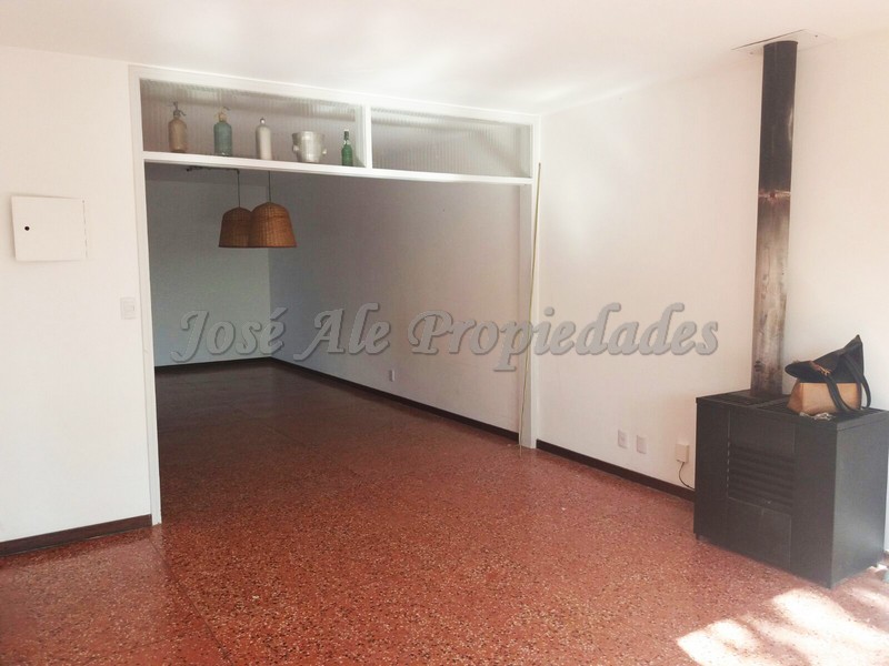 Imagen 3 de Departamento de grandes dimensiones ubicado sobre Gral. Flores.