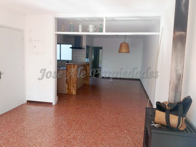 Imagen 4 de Departamento de grandes dimensiones ubicado sobre Gral. Flores.