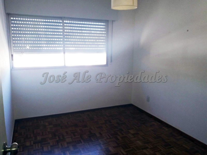 Imagen 7 de Departamento de grandes dimensiones ubicado sobre Gral. Flores.