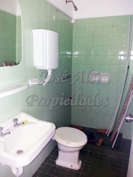 Imagen 9 de Departamento de grandes dimensiones ubicado sobre Gral. Flores.