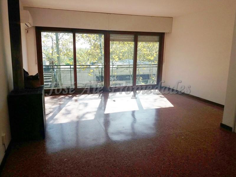 Departamento de grandes dimensiones ubicado sobre Gral. Flores.