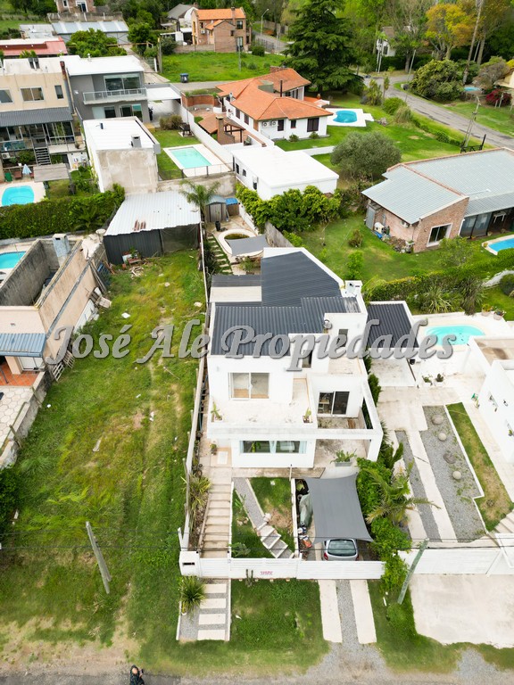 Imagen 1 de Hermosa y moderna propiedad ubicada a solo metros de Rambla y Playas de Colonia del Sacramento.