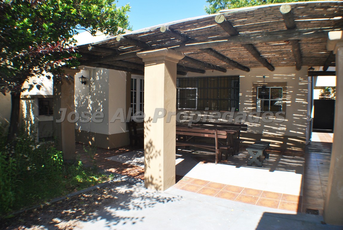 Imagen 8 de Hermosa propiedad con estilo Colonial ubicada en Pleno Centro de Colonia- próxima a Gral. Flores, Terminal de ómnibus y BQB.