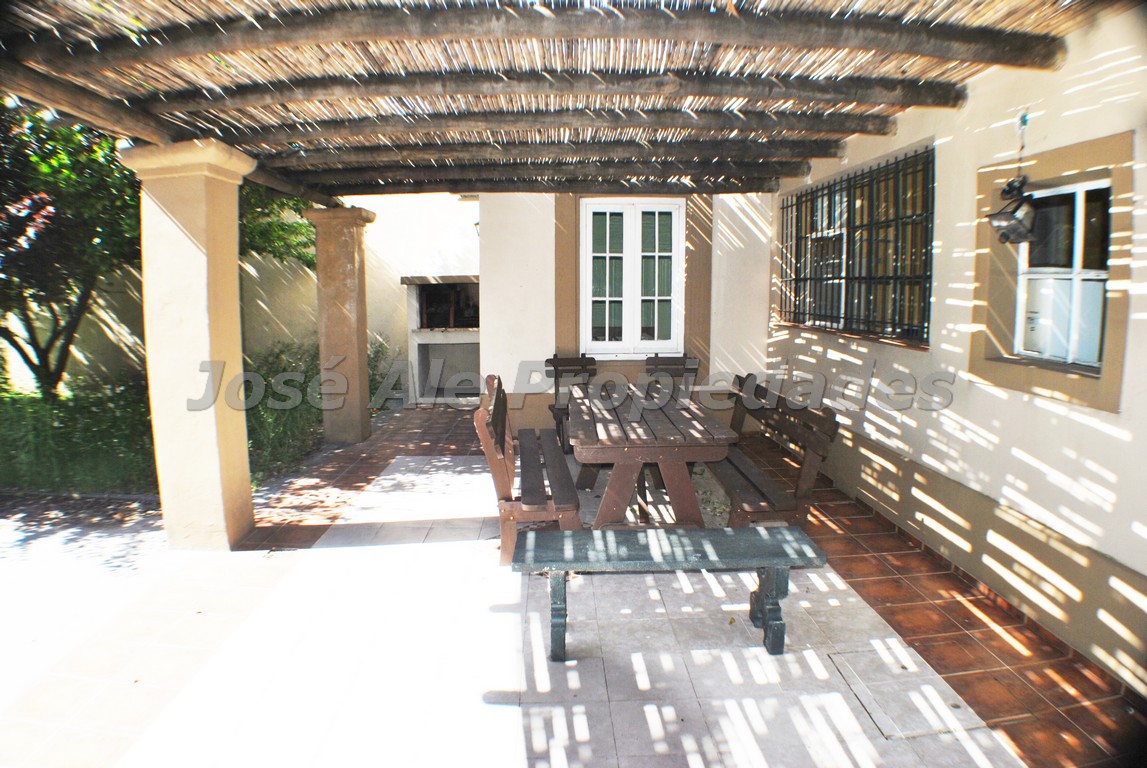 Imagen 9 de Hermosa propiedad con estilo Colonial ubicada en Pleno Centro de Colonia- próxima a Gral. Flores, Terminal de ómnibus y BQB.