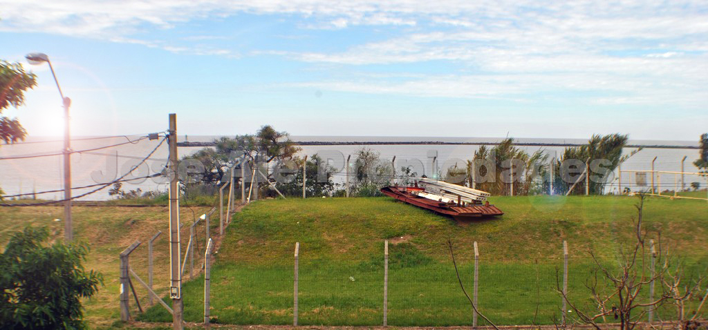 Imagen 8 de Luminoso departamento ubicado a corta distancia del centro de Colonia a pasos de todos los servicios con hermosa vista al río.