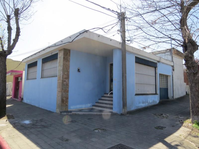 Excelente ubicación. Propiedad en esquina  146 m2 de superficie y 139 m2 edificados.