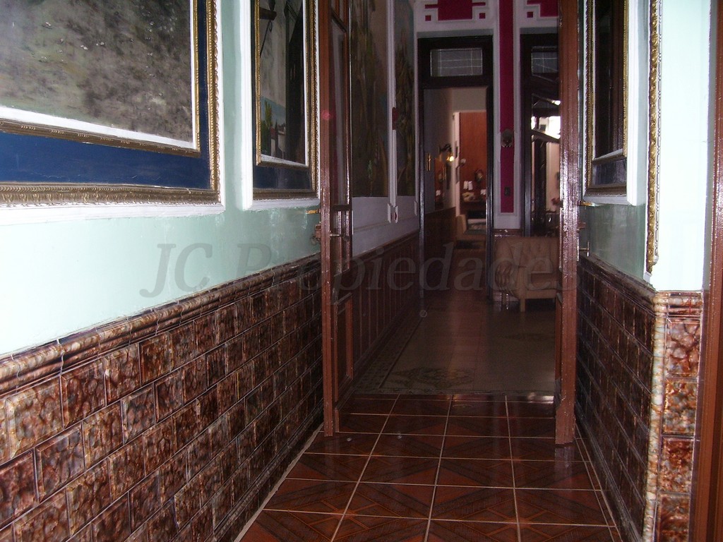 Imagen 2 de Propiedad Colonial de 1900 con gran potencial comercial.