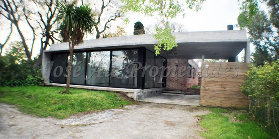 Imagen 1 de Magnífica propiedad en zona balnearia, a metros de Rambla Costanera de Colonia del Sacramento.