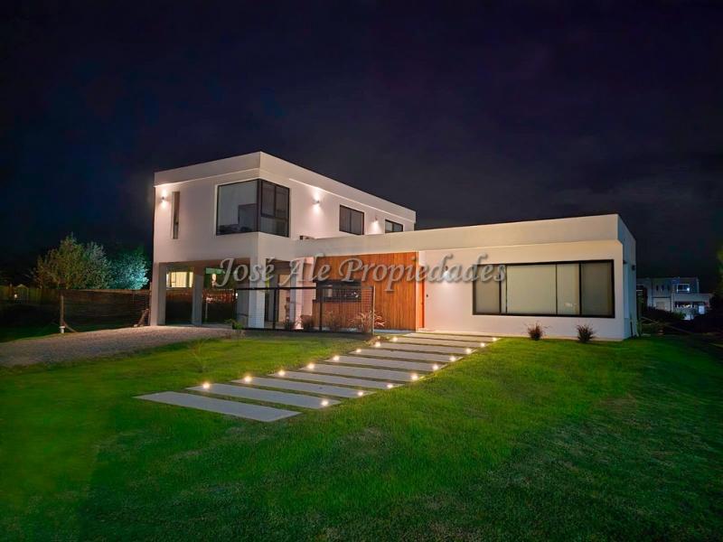 Importante propiedad a estrenar en barrio Sheraton, frente a una de las playas más tranquilas de Colonia del Sacramento.