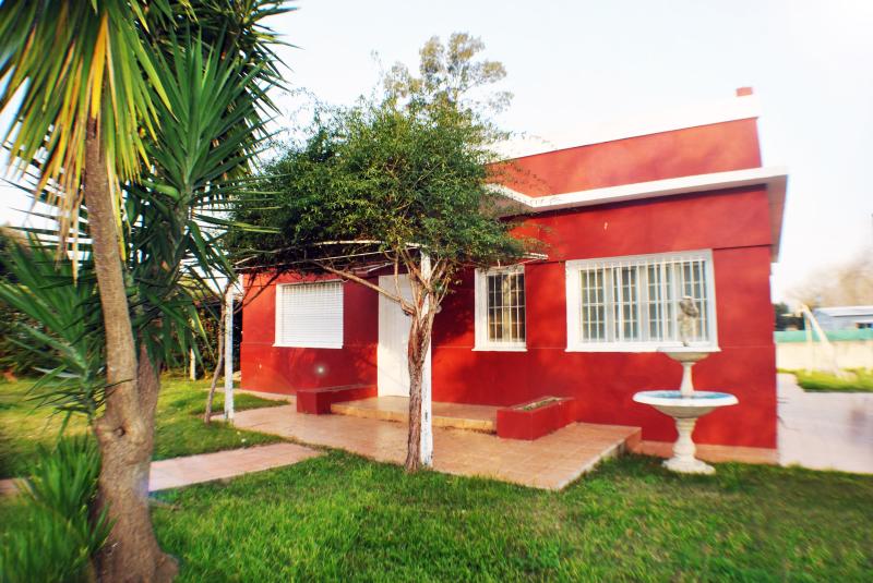 Casa de grandes dimensiones, ambientes espaciosos, confortables y luminosos.