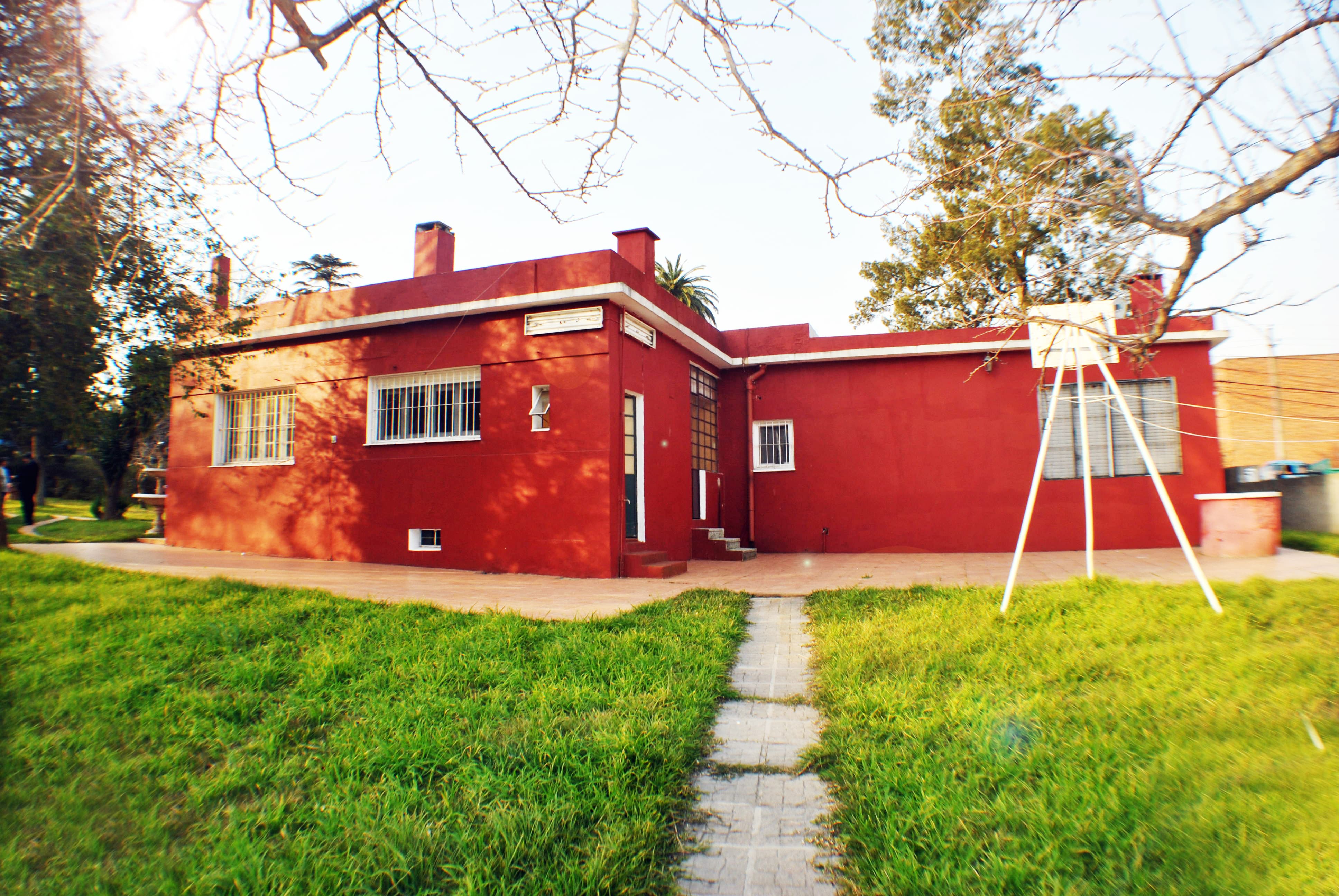 Imagen 1 de Casa de grandes dimensiones, ambientes espaciosos, confortables y luminosos.