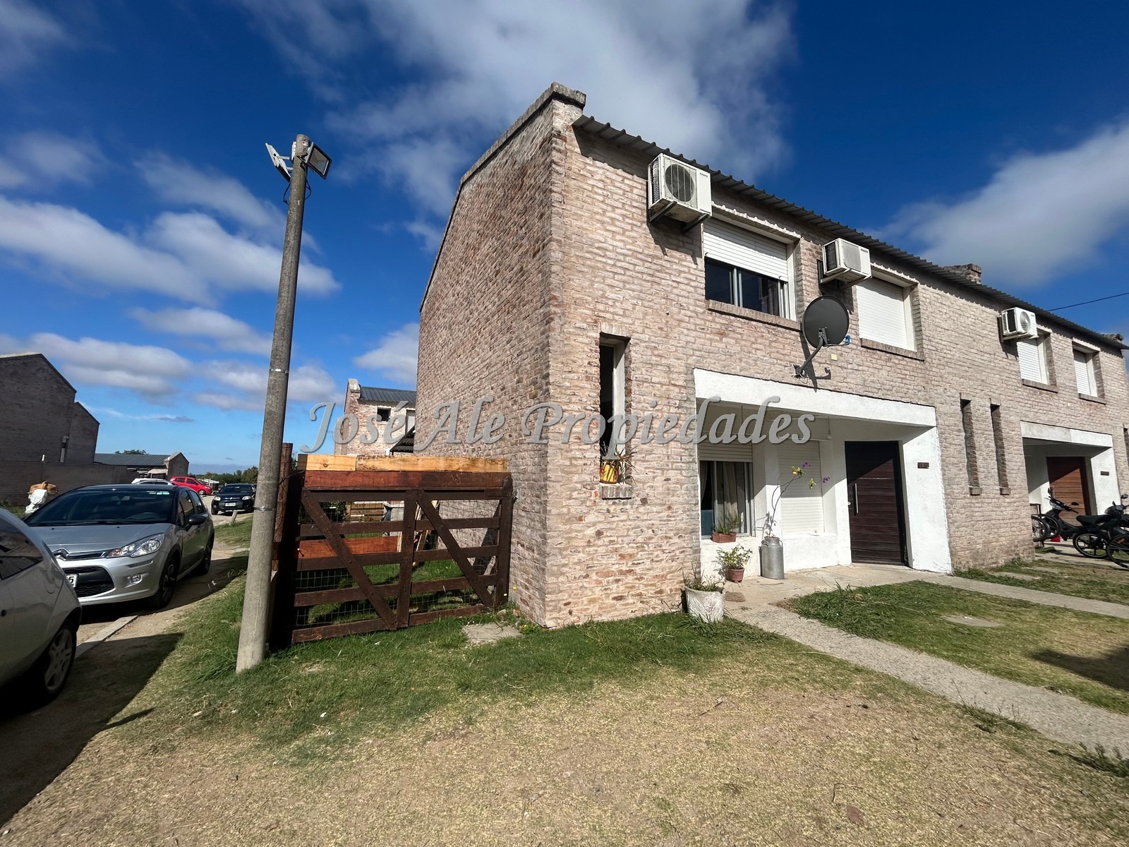 Imagen 1 de Vivienda de 2 dormitorios ubicada en esquina en el General, Colonia.