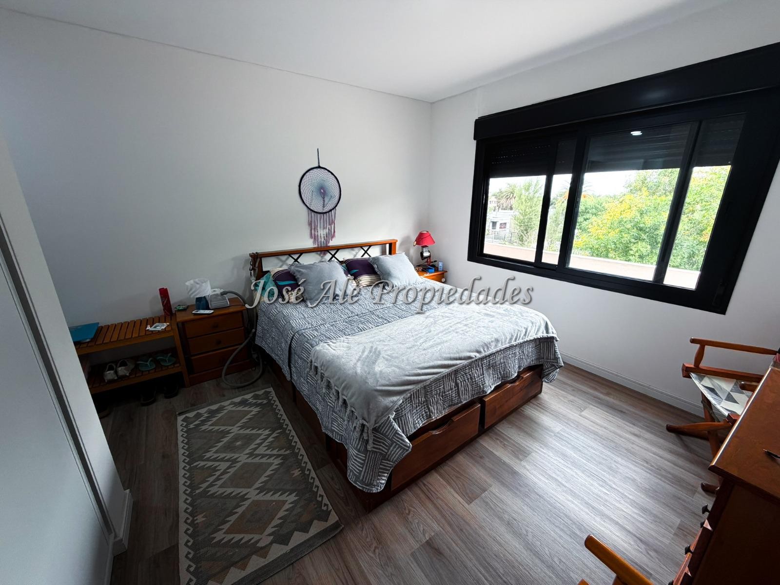 Imagen 4 de Casa transformada en hogar. Luminosidad y diseño que invita a quedarse, ubicada en una zona del Real de San Carlos elegida por la calidad de vida que brinda el entorno.