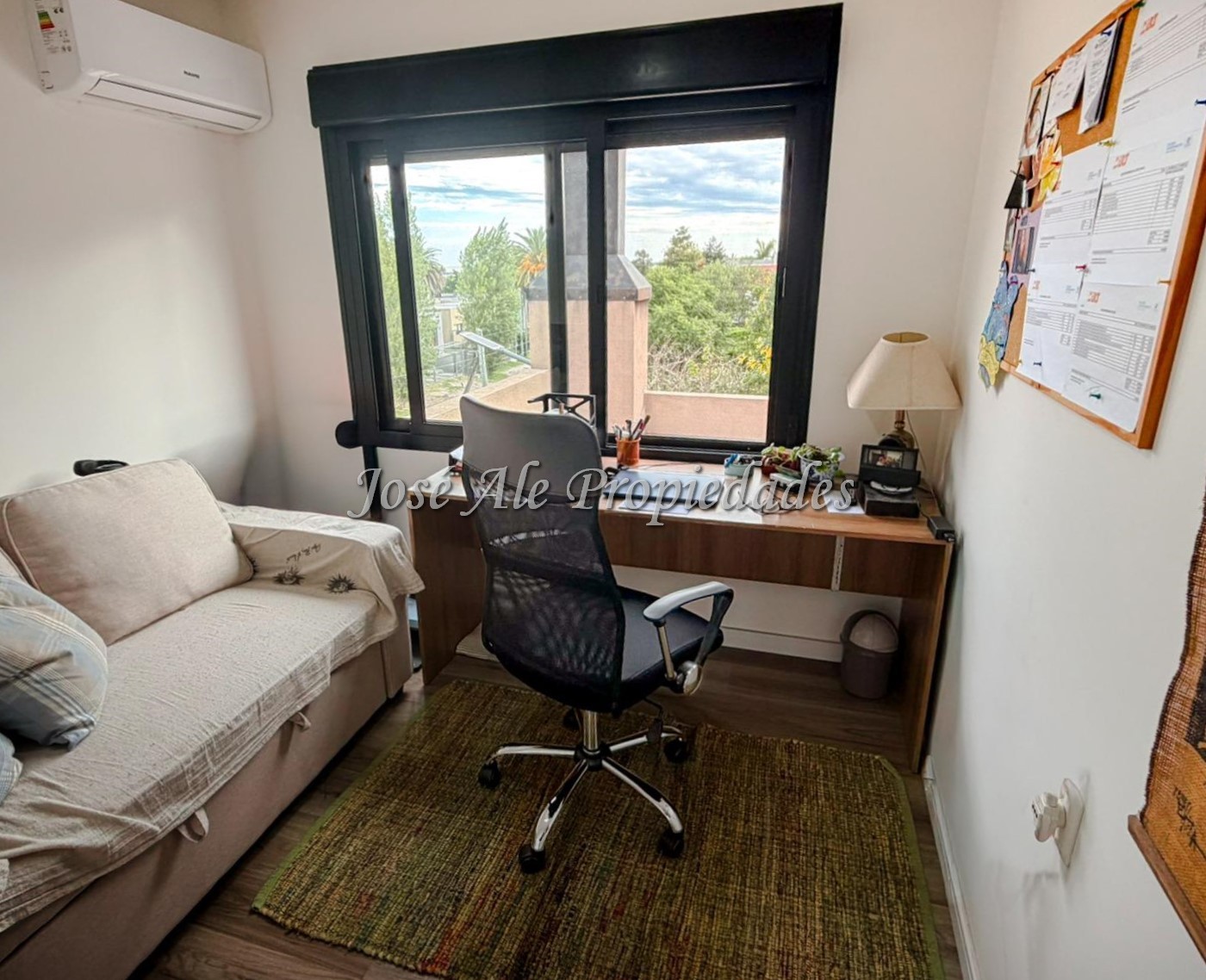 Imagen 7 de Casa transformada en hogar. Luminosidad y diseño que invita a quedarse, ubicada en una zona del Real de San Carlos elegida por la calidad de vida que brinda el entorno.