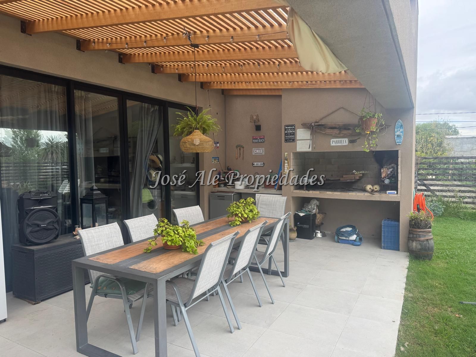 Imagen 8 de Casa transformada en hogar. Luminosidad y diseño que invita a quedarse, ubicada en una zona del Real de San Carlos elegida por la calidad de vida que brinda el entorno.