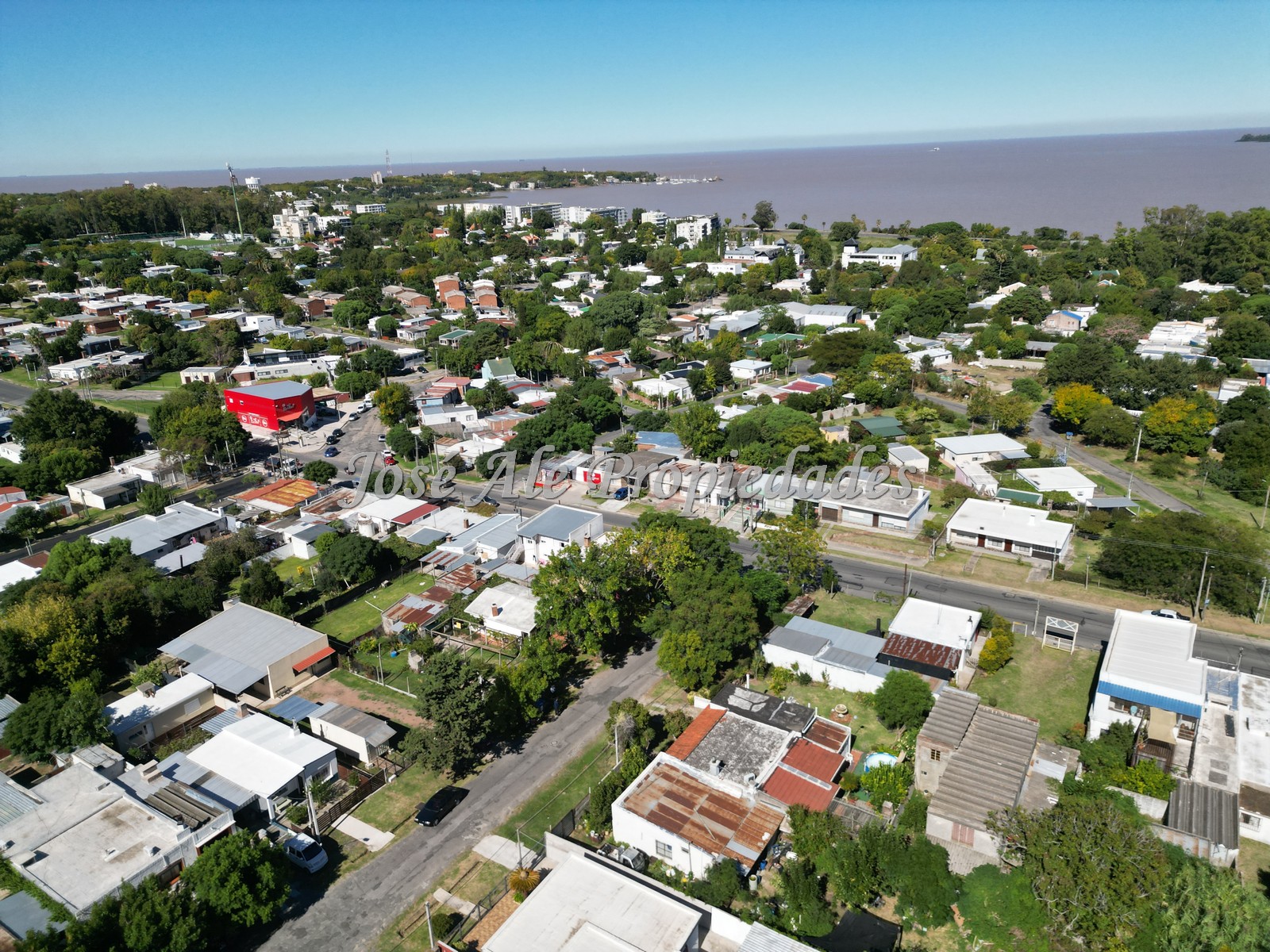 Imagen 2 de Hermosa propiedad ubicada en el Real de San Carlos, a metros de Av Principal Luis Alberto de Herrera, Colonia.