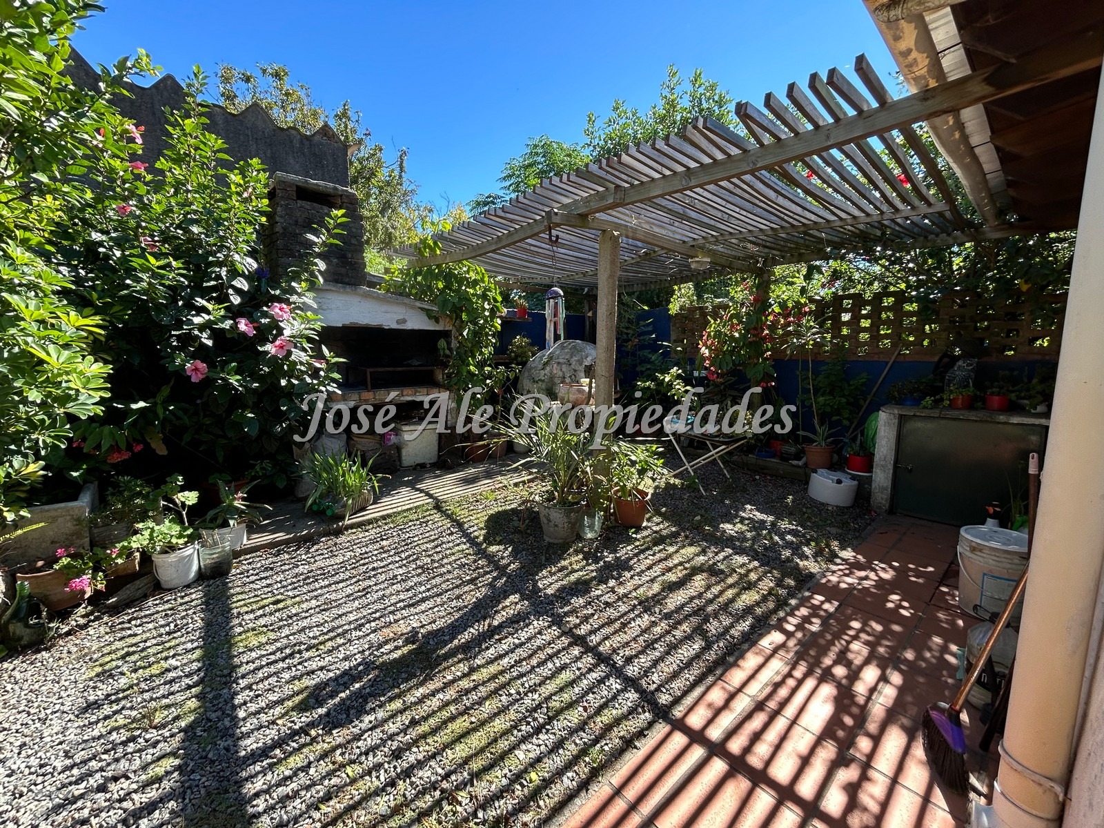 Imagen 8 de Hermosa propiedad ubicada en el Real de San Carlos, a metros de Av Principal Luis Alberto de Herrera, Colonia.