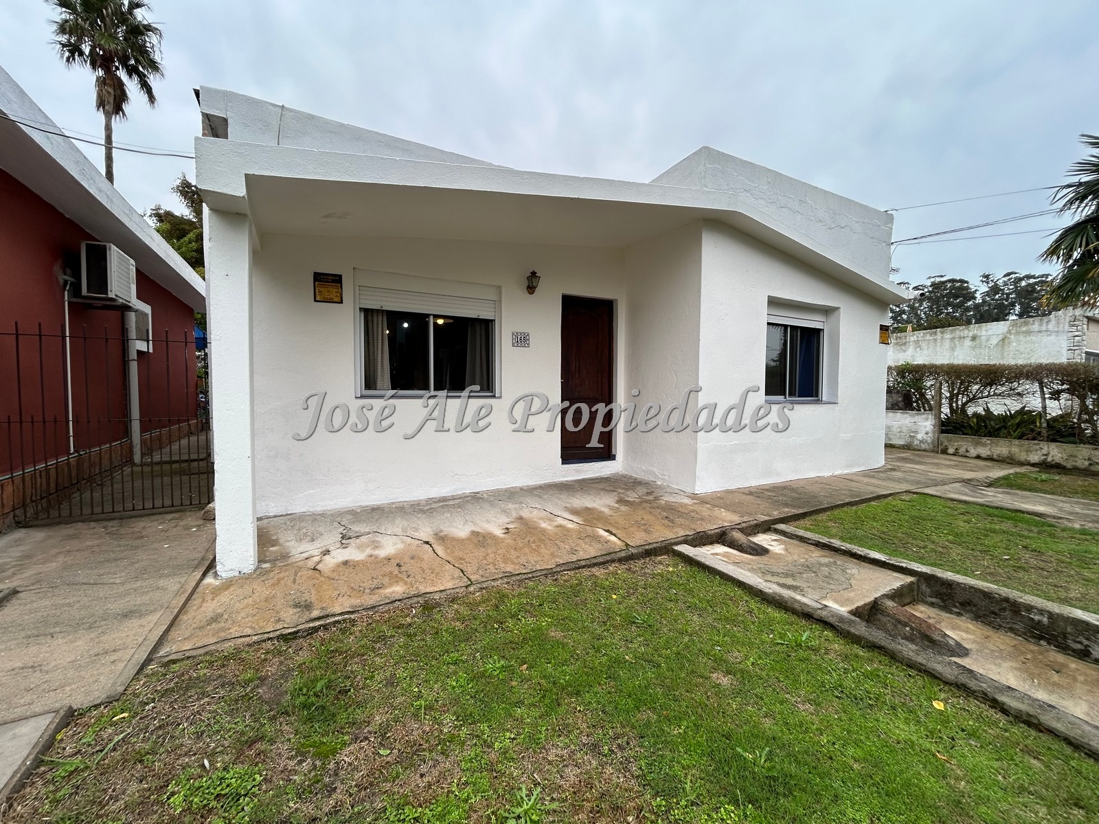 Imagen 1 de EN VENTA Casa de 2 dormitorios, ubicada a minutos del centro de la ciudad de Colonia.