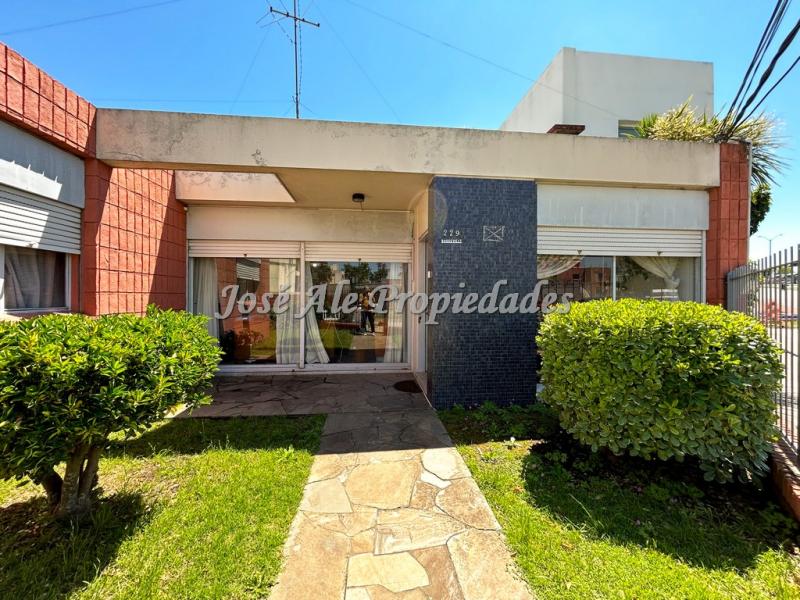 EN VENTA Y EN ALQUILER Casa en excelente ubicación, a pocos metros del centro de la ciudad.