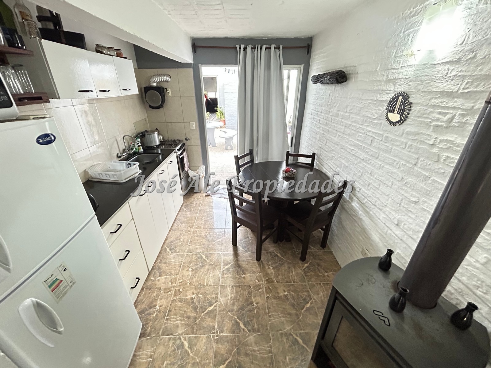Imagen 5 de EN VENTA Impecable vivienda de 3 dormitorios, ubicada en excelente zona cerca de todos los servicios.