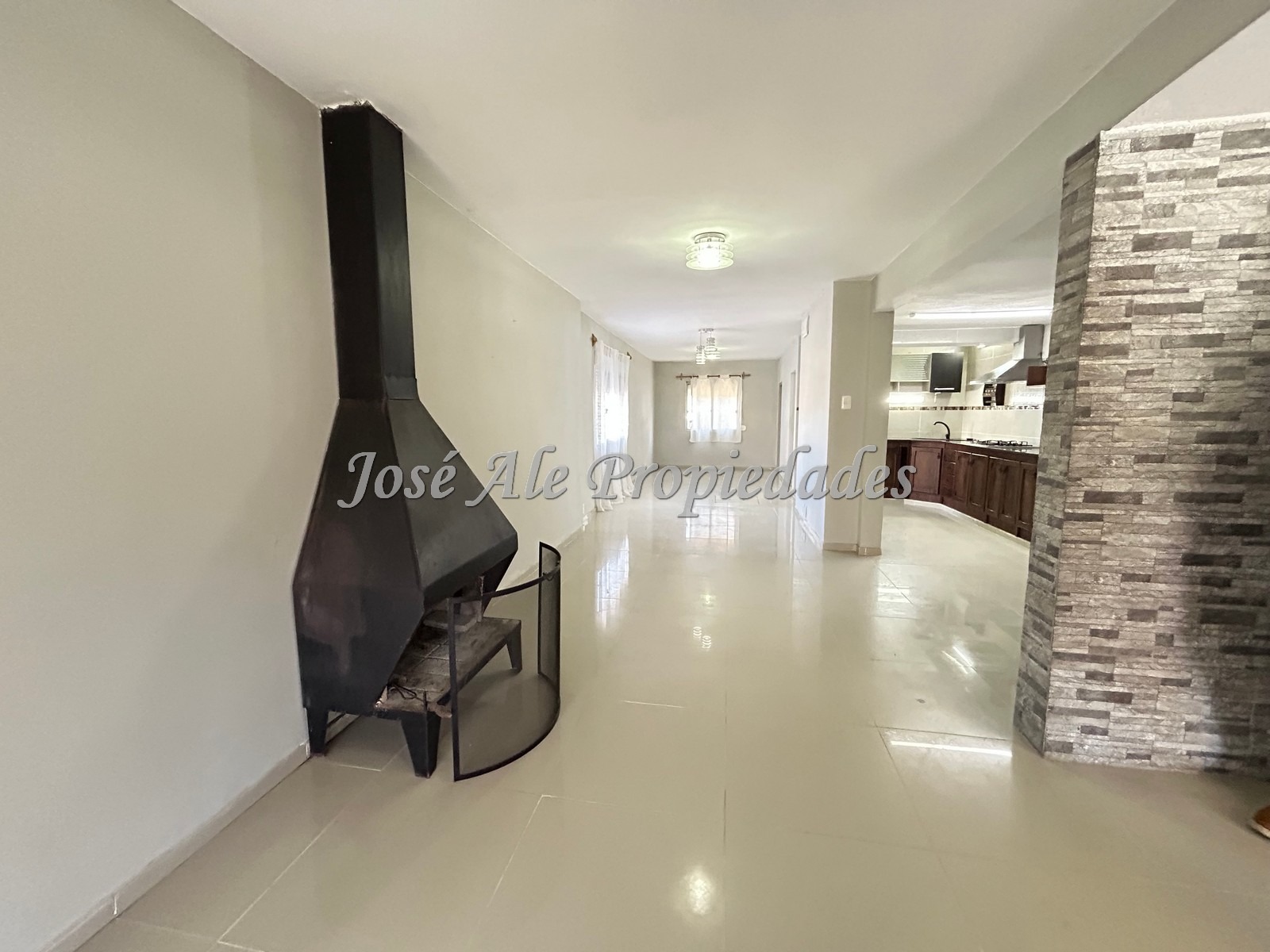 Imagen 1 de EN ALQUILER Casa ubicada en real de San Carlos, en una zona tranquila y próxima a servicios.