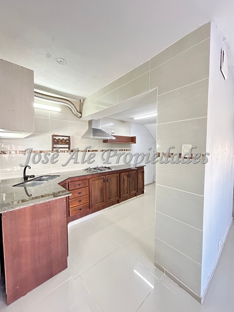 Imagen 3 de EN ALQUILER Casa ubicada en real de San Carlos, en una zona tranquila y próxima a servicios.