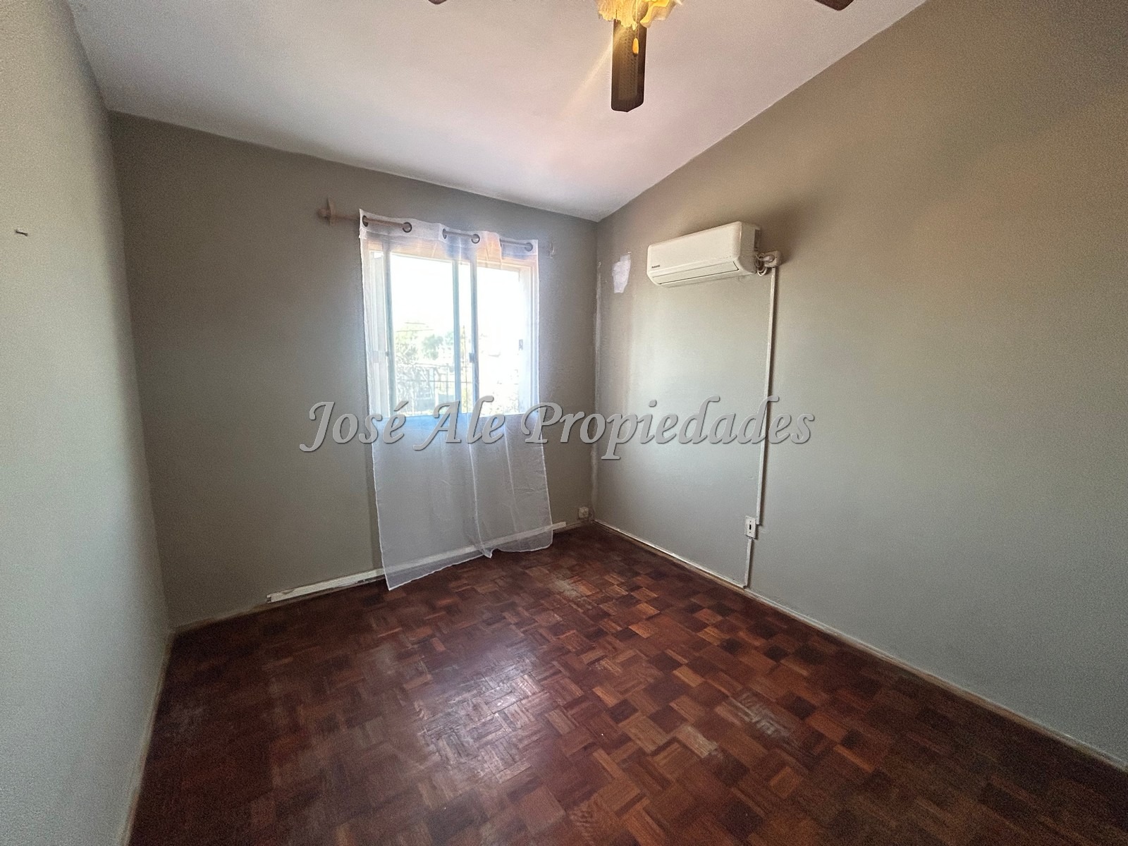 Imagen 8 de EN ALQUILER Casa ubicada en real de San Carlos, en una zona tranquila y próxima a servicios.