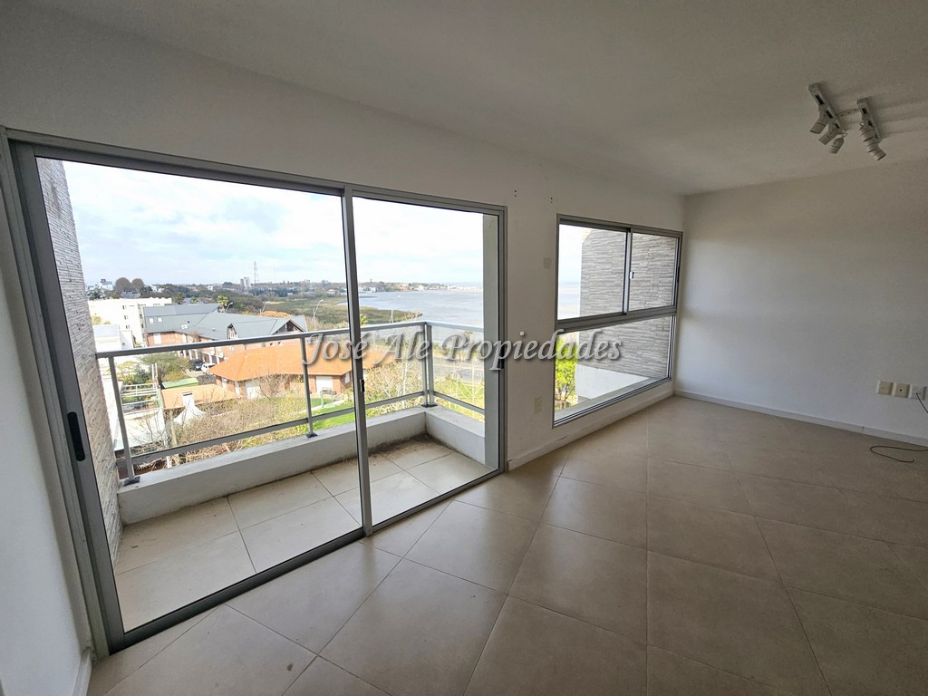 Imagen 1 de EN ALQUILER Espectacular apartamento de un dormitorio en edificio residencial frente al Rio de la Plata, Colonia.