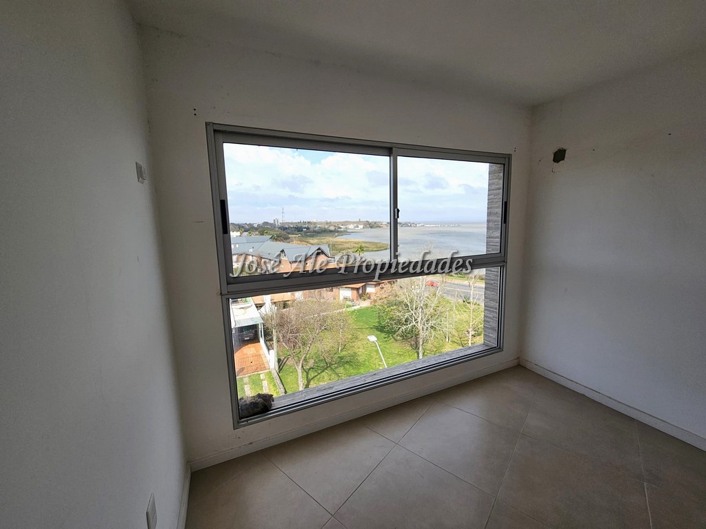Imagen 8 de EN ALQUILER Espectacular apartamento de un dormitorio en edificio residencial frente al Rio de la Plata, Colonia.