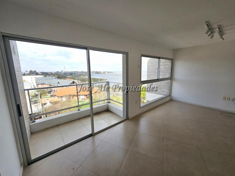 EN ALQUILER Espectacular apartamento de un dormitorio en edificio residencial frente al Rio de la Plata, Colonia.